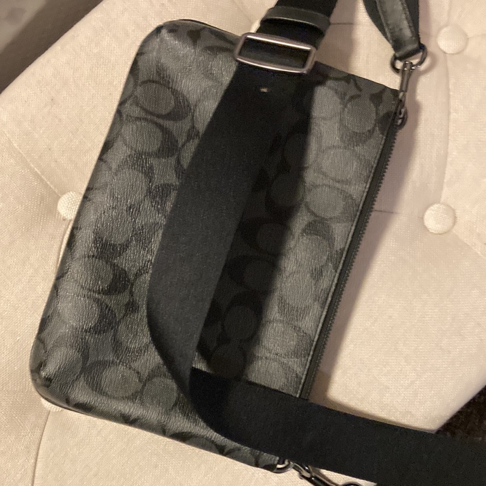 Everett Crossbody In Blocked Signature Canvas/ Unisex - Picture 8 of 9
